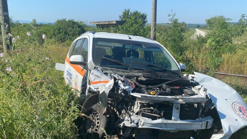 Accident feroviar în Caraş-Severin. O ambulanţă a fost lovită de un tren de pasageri