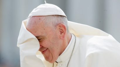 Papa Francisc a fost internat pentru o intervenţie chirurgicală