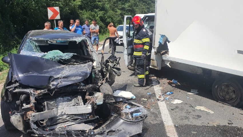 [FOTO] Un accident rutier a blocat circulaţia între Reşiţa şi Bocşa