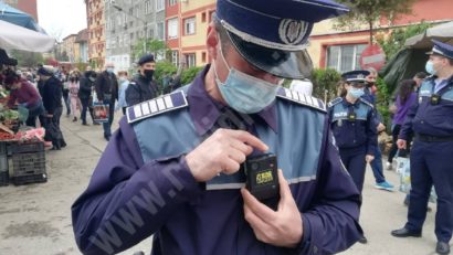 [FOTO-AUDIO] Tot mai mulţi poliţişti români sunt echipaţi cu dispozitive audio-video, tip bodycam