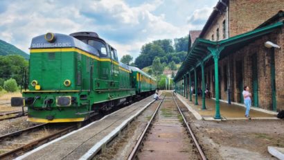 [AUDIO] Turişti blocaţi pe cea mai veche cale ferată pe traseu montan din România după ce locomotivele care circulă pe Semmeringul Bănăţean s-au defectat!