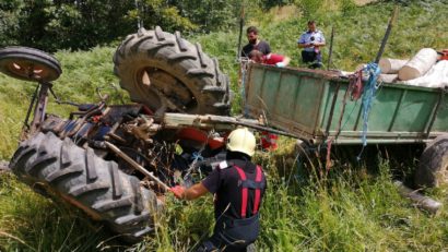 [FOTO] Strivit de tractor pe un câmp între Delineşti şi Caransebeş