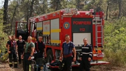 România trimite alţi 142 de pompieri în Grecia pentru a ajuta la stingerea incendiilor