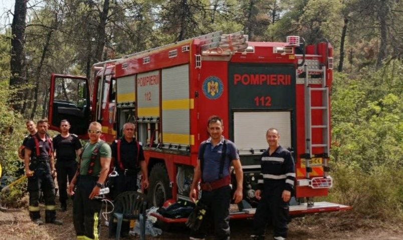 România trimite alţi 142 de pompieri în Grecia pentru a ajuta la stingerea incendiilor