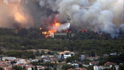 Grecia: Cinci localităţi evacuate în urma unui violent incendiu la porţile Atenei