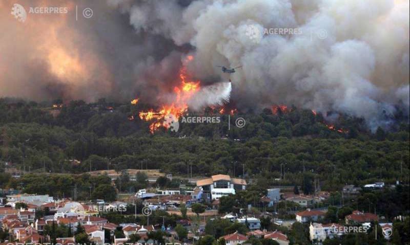 Grecia: Cinci localităţi evacuate în urma unui violent incendiu la porţile Atenei