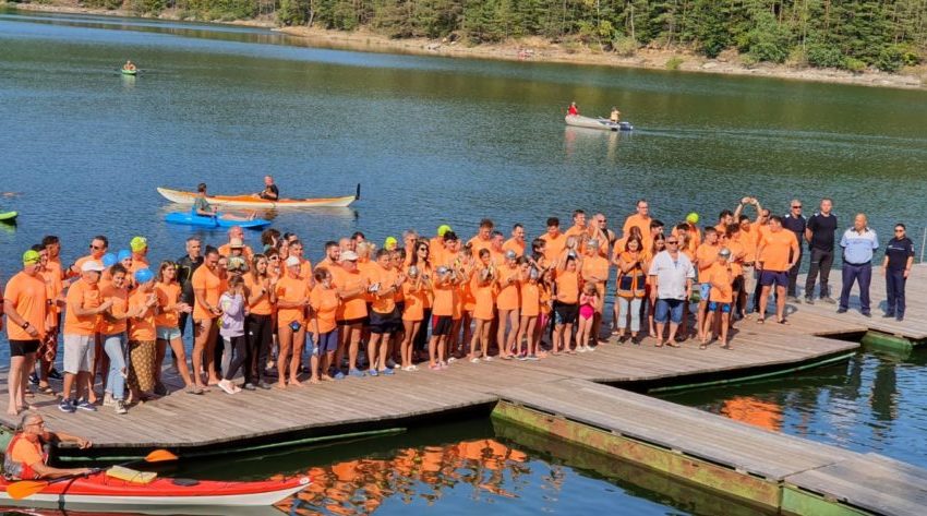 [FOTO-VIDEO] Lacul Văliug, traversat în lung şi-n lat! Peste 80 de înotători au participat la evenimentul marca „Reşiţa 07”