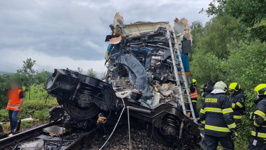 Cel puţin doi morţi în coliziunea a două trenuri în vestul Cehiei