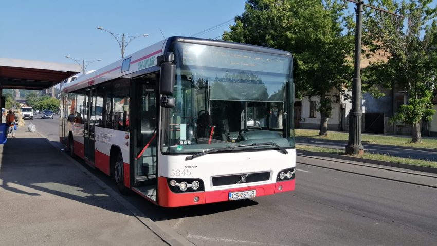 Schimbă PET-ul cu biletul! Locuitorii din Reşiţa şi Caransebeş pot călători gratuit cu autobuzul