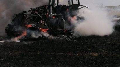 Verificaţi utilajele agricole! Pompierii au intervenit pentru stingerea unui tractor în flăcări