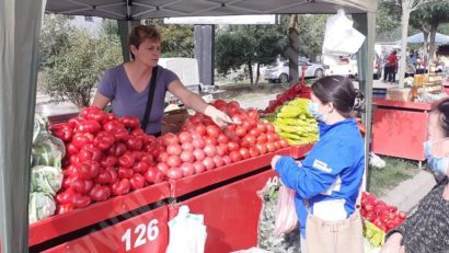 [AUDIO-FOTO] Zilele recoltei la Reşiţa NU mai sunt ce au fost odată. Produsele de pe tarabe sunt multe, dar nu, cum era normal, pentru buzunarul fiecăruia…