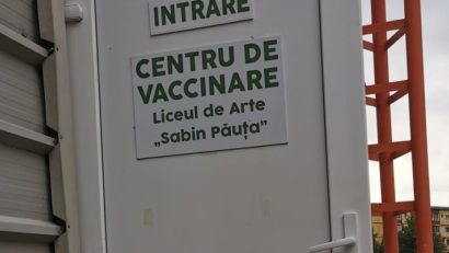 [AUDIO] În Reşiţa, pentru rapelul cu doza 3-a, oamenii se pot prezenta doar la centrul de la Liceul de Artă. Centrul de la Mihai Peia va fi relocat de la 1 octombrie