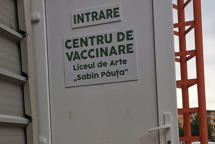 [AUDIO] În Reşiţa, pentru rapelul cu doza 3-a, oamenii se pot prezenta doar la centrul de la Liceul de Artă. Centrul de la Mihai Peia va fi relocat de la 1 octombrie