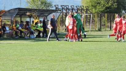 [FOTO-AUDIO] Progresul Ezeriş aduce trei puncte de la Brad! Cristian Şodâncă: „O victorie muncită şi meritată a băieţilor”