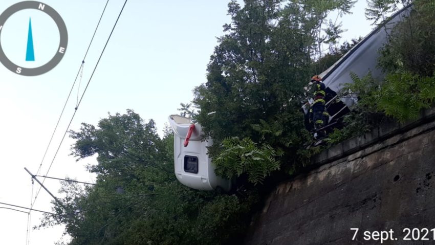 [FOTO/VIDEO] Accident spectaculos la Orşova. Şoferul a rămas încarcerat mai multe ore