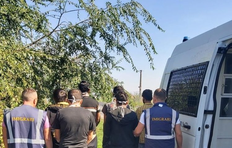 Polițiștii de imigrări din Arad continuă misiunile de îndepărtare sub escortă de pe teritoriul României pentru cetățenii străini, aflați în custodie publică