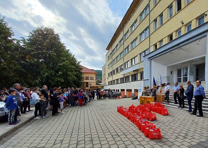 [FOTO-AUDIO] Clubul Rotary Reșița ajută copiii care provin din familii cu nevoi speciale. 75 de pachete cu rechizite le-au fost oferite acestora