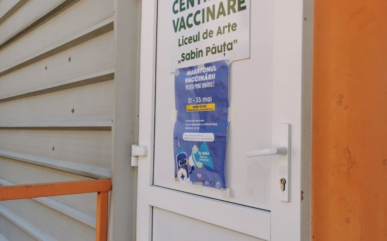 [AUDIO] O nouă tranșă de vaccinuri anti COVID în Caraș-Severin. La sala de sport a Liceului de Arte din Reșița funcționează 2 centre de imunizare