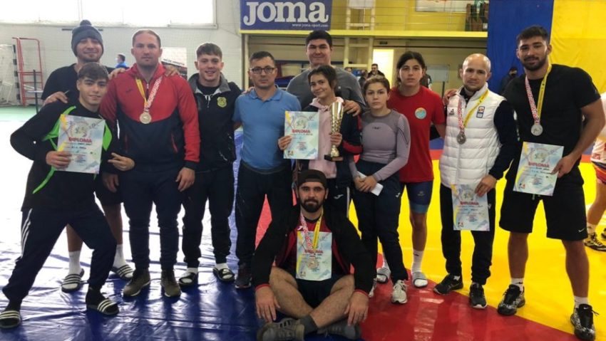 [FOTO-AUDIO] Luptătorii reşiţeni s-au întors cu şapte medalii de la Constanţa! Seniorii şi cadeţii au urcat pe podiumul competiţiilor de pe Litoral