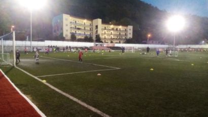 [FOTO-AUDIO] Bucurie mare pentru micii fotbalişti ai Reşiţei! În Valea Domanului s-a inaugurat nocturna de la terenul sintetic