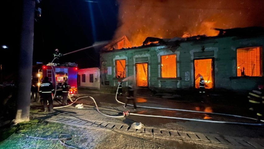 [FOTO] O clădire emblematică din Anina a ars din temelii