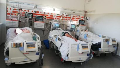 Se întâmplă şi la Reşiţa: A ajuns în stare gravă la spital după ce s-a tratat singură de COVID-19