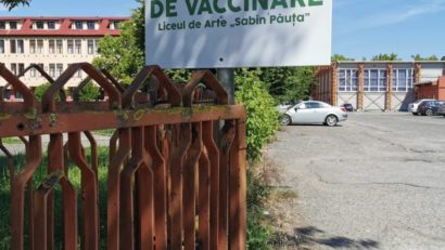 [AUDIO] În Reșița a început distribuirea tichetelor pentru persoanele cu schema completă de vaccinare anti COVID. Cine are prioritate?