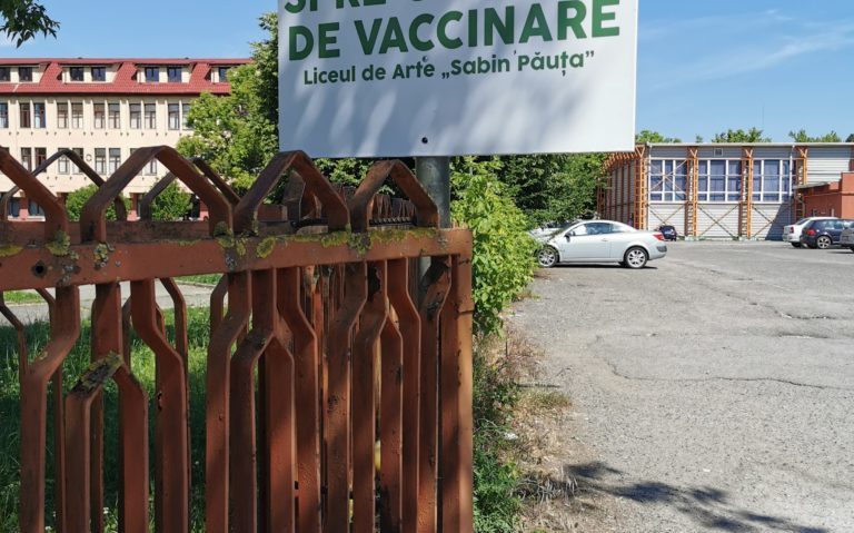 [AUDIO] În Reșița a început distribuirea tichetelor pentru persoanele cu schema completă de vaccinare anti COVID. Cine are prioritate?