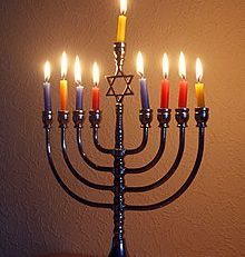 Evreii celebrează Hanukkah – sărbătoarea victoriei luminii