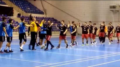 [VIDEO-AUDIO] Ce frumos e handbalul! CSM Reșița a făcut instrucție cu liderul din Oradea