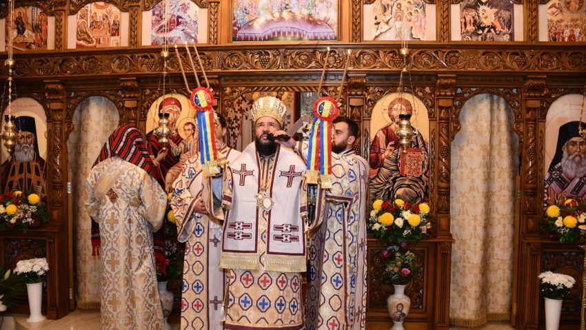 [AUDIO]Preasfințitul Părinte Lucian, Episcopul Caransebeşului, alături de credincioşii din Bocşa Română, la hramul lăcaşului lor de cult