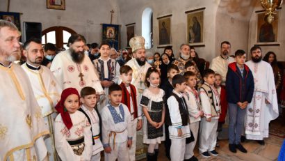 [AUDI0-FOTO] Sfânta Liturghie la Bocşa cu prilejul hramului în biserica parohială