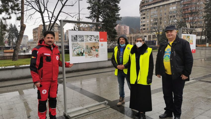 [AUDIO] Expoziţia aniversară care marchează 145 de ani de Cruce Roşie în România a ajuns la Reşiţa