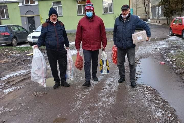 [FOTO] Campania umanitară „Fii Moș Crăciun pentru o zi” a adus bucuria sărbătorilor în casele a zeci de reşiţeni