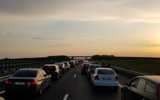 Coloane de autovehicule de 2 km pe Autostrada A1 Deva -Arad