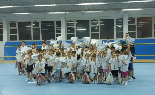 [FOTO-AUDIO] Speranţele gimnasticii reşiţene au făcut spectacol la Memorialul “Sandu Checicheş”