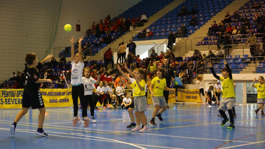 [FOTO-AUDIO] Handbalul a fost rege la Reşiţa! „Piticii” din vestul ţării au făcut spectacol la Cupa Moş Crăciun