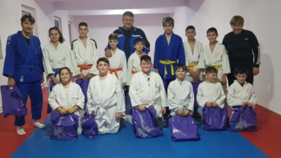 [AUDIO] Moş Crăciun a venit la tinerii judoka de la Muncitorul Reşiţa