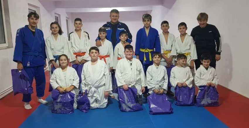 [AUDIO] Moş Crăciun a venit la tinerii judoka de la Muncitorul Reşiţa