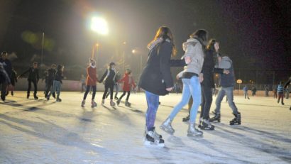 Cel mai mare patinoar din vestul ţării, cel din municipiul Arad, a fost redeschis pentru public