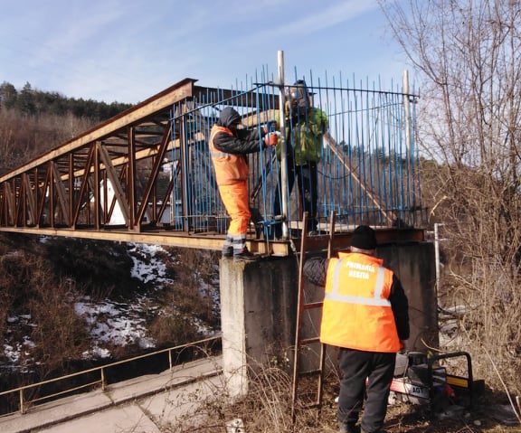 [FOTO] Primăria Reşiţa a luat primele măsuri pe estacada dezafectată din Dealul Crucii