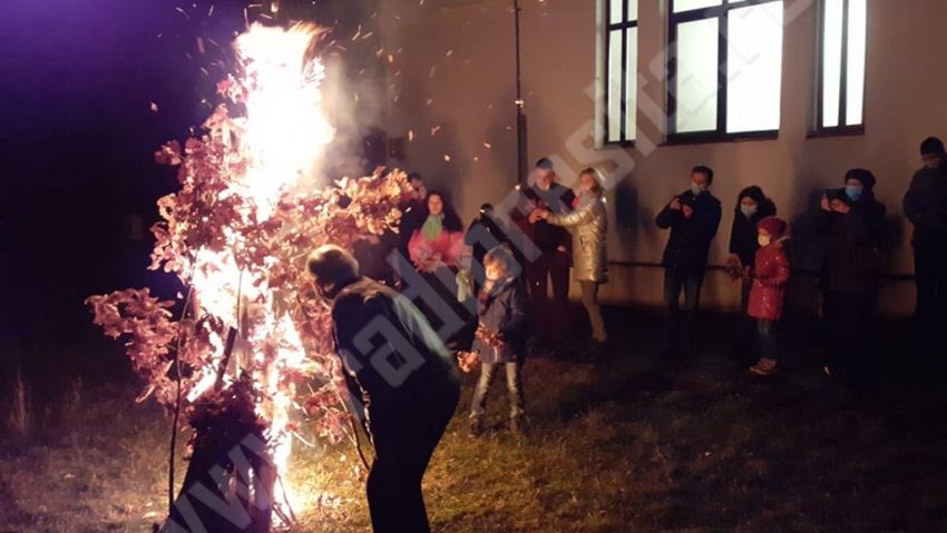 [AUDIO-FOTO] Etnicii sârbi din Reşiţa au ars Badnjakul în seara de ajun a Crăciunului pe rit vechi