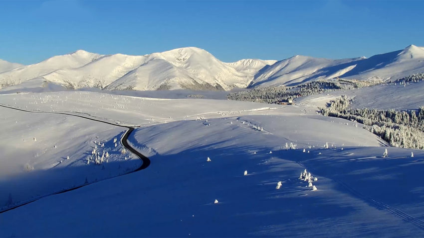 Circulaţia pe Transalpina, închisă pe tronsonul Novaci – Rânca din cauza viscolului