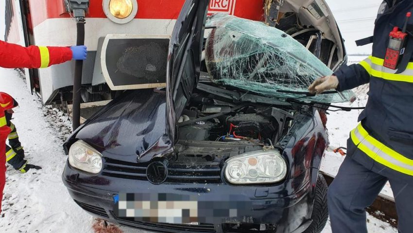 [Foto]Accident mortal în judeţul Arad. Un autoturism a intrat în coliziune cu un tren Regio