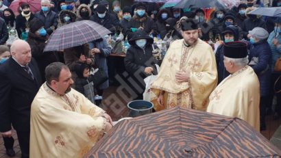 [AUDIO-FOTO] De Bobotează, credincioşii din Reşiţa au respectat măsurile pandemice până la finalul slujbei de sfinţire a apei