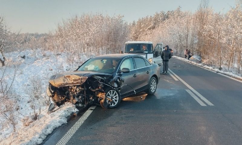 Tamponare, joi dimineața, pe drumul care leagă Reșița de Caransebeș