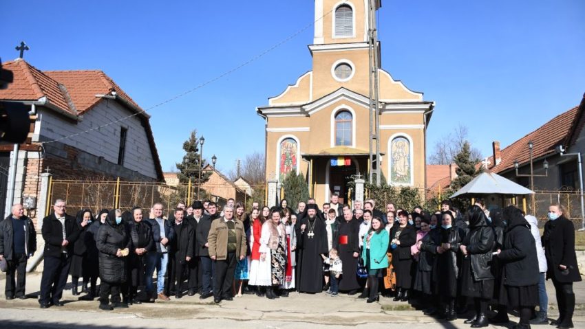 [AUDIO] Preasfințitul Părinte Lucian, Episcopul Caransebeșului în mijlocul credincioşilor din parohia Zlagna