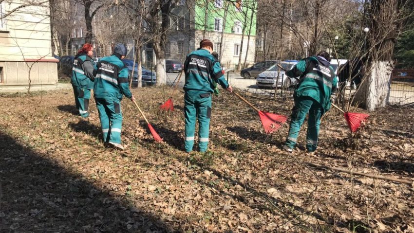 [AUDIO] Primăriile cărăşene, cu sprijinul beneficiarilor de ajutor social, dau startul curăţeniei de primăvară