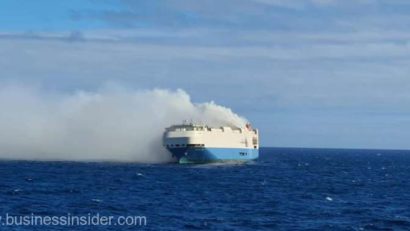 Un cargobot, care transporta 4.000 de autoturisme germane, a luat foc în Oceanul Atlantic