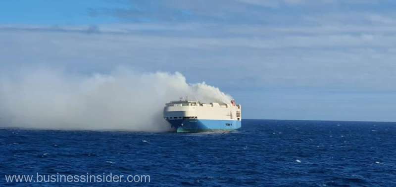 Un cargobot, care transporta 4.000 de autoturisme germane, a luat foc în Oceanul Atlantic